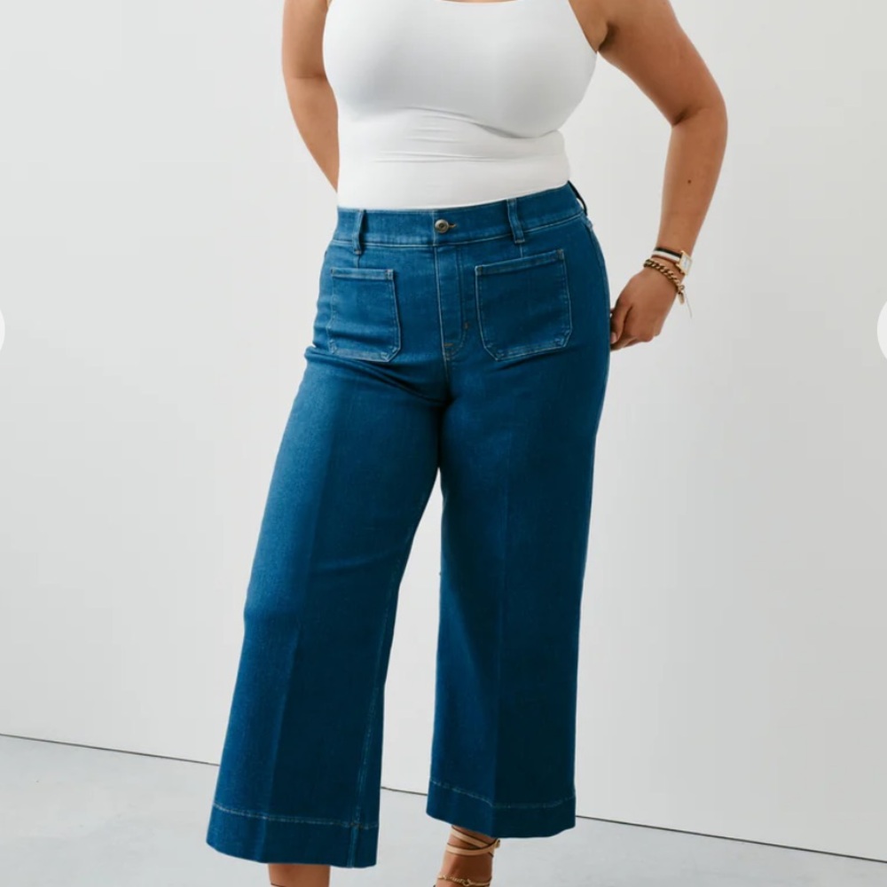 Cropped Wide Leg Jeans with Patch Pockets